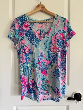 Lilly Pulitzer Vibrant Floral short sleeve V-Neck Women's Top